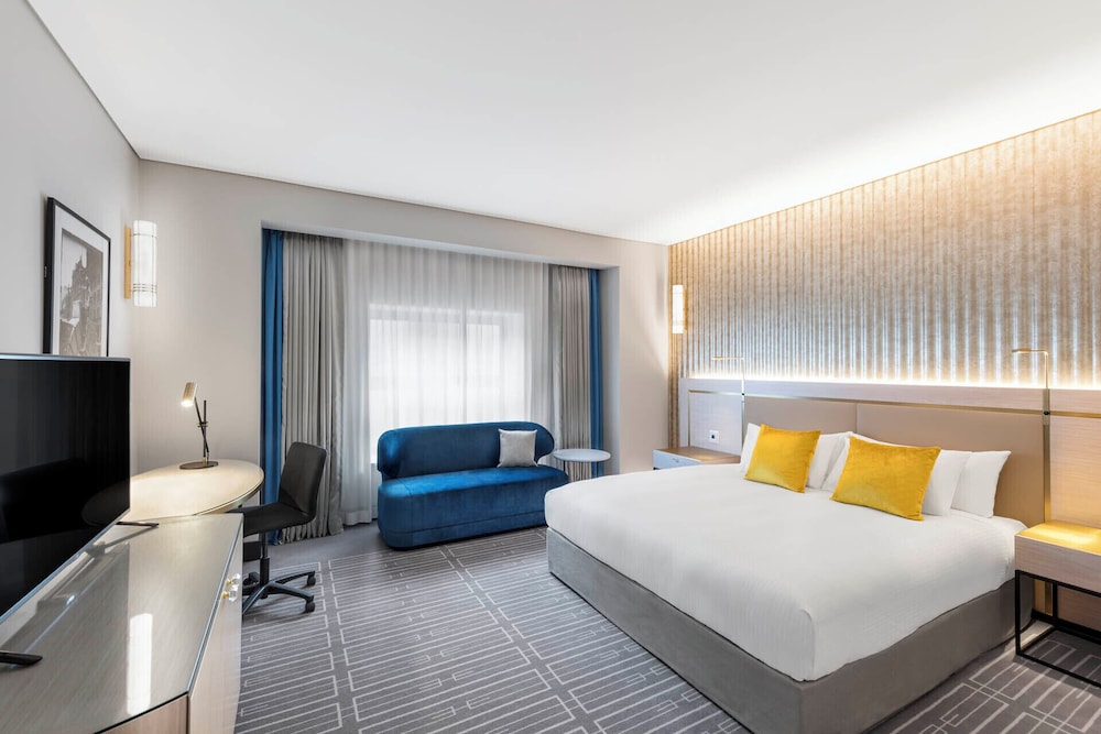 Premier, King Bed, Atrium View