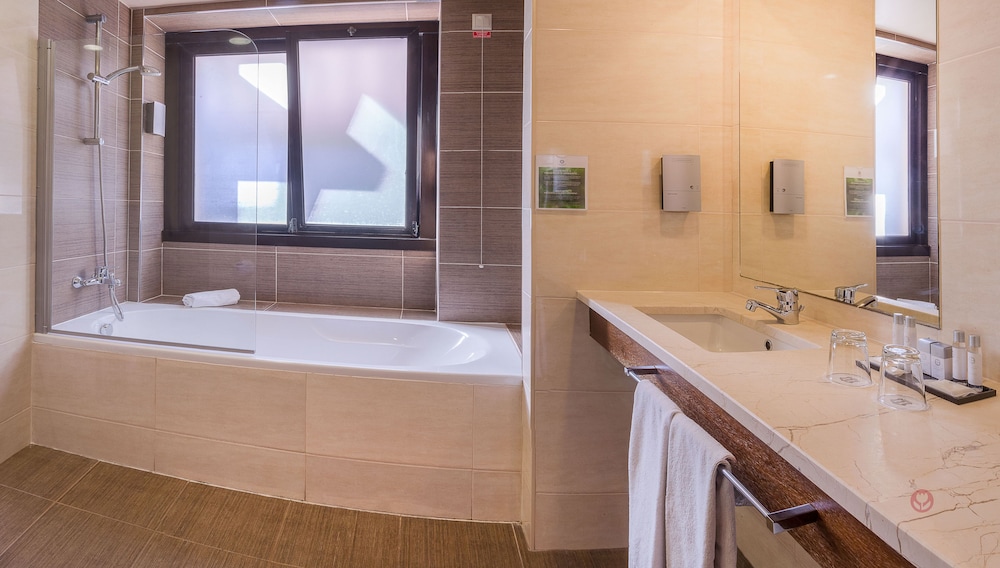 Your Hotel And Spa 33/34