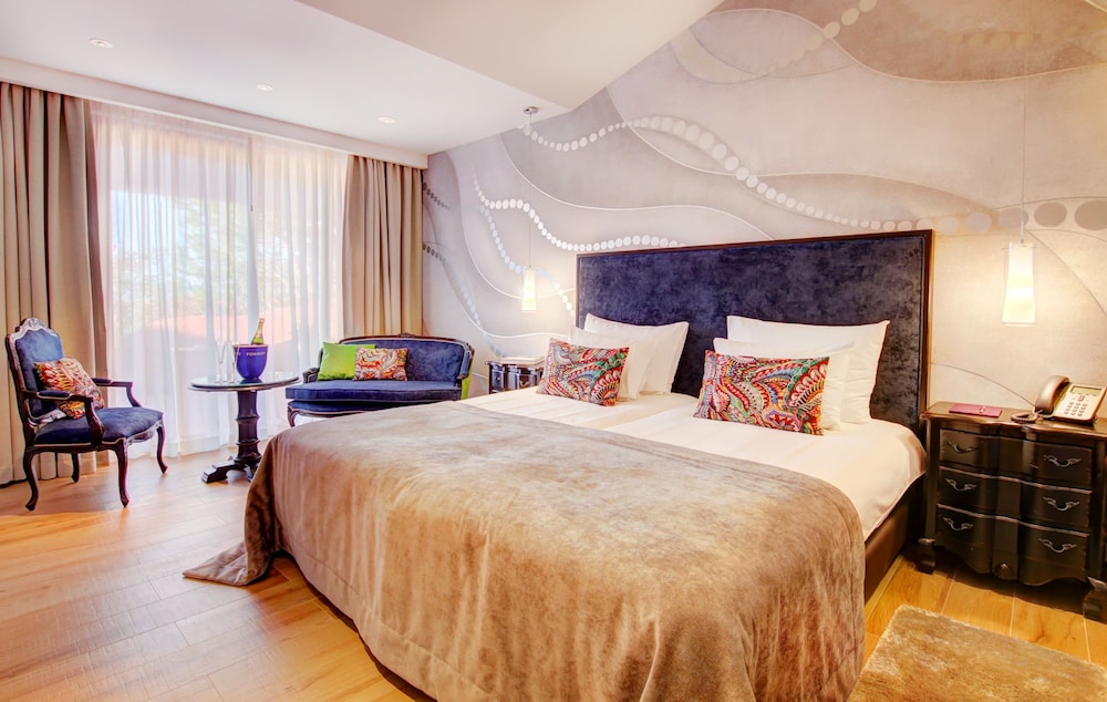 DELUXE, DOUBLE BED, GARDEN VIEW