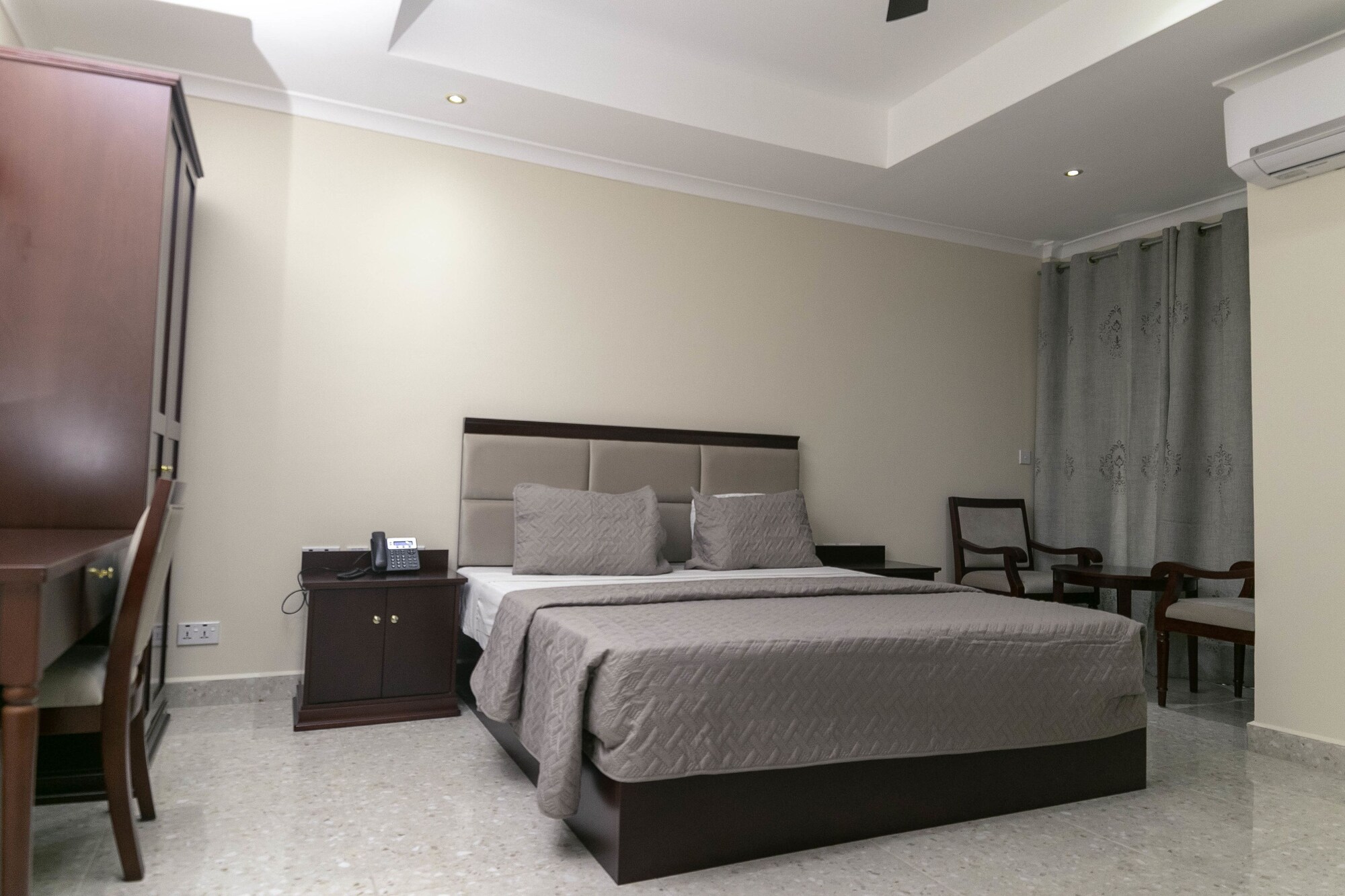 DELUXE, KING BED