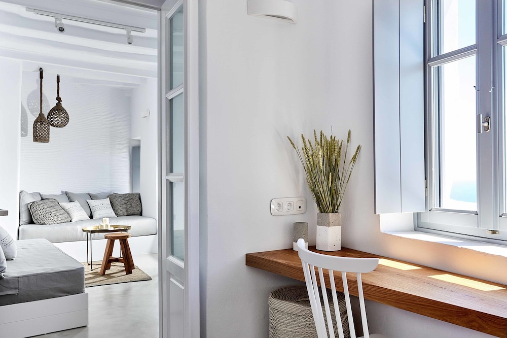 Living Theros Luxury Suites 32/50