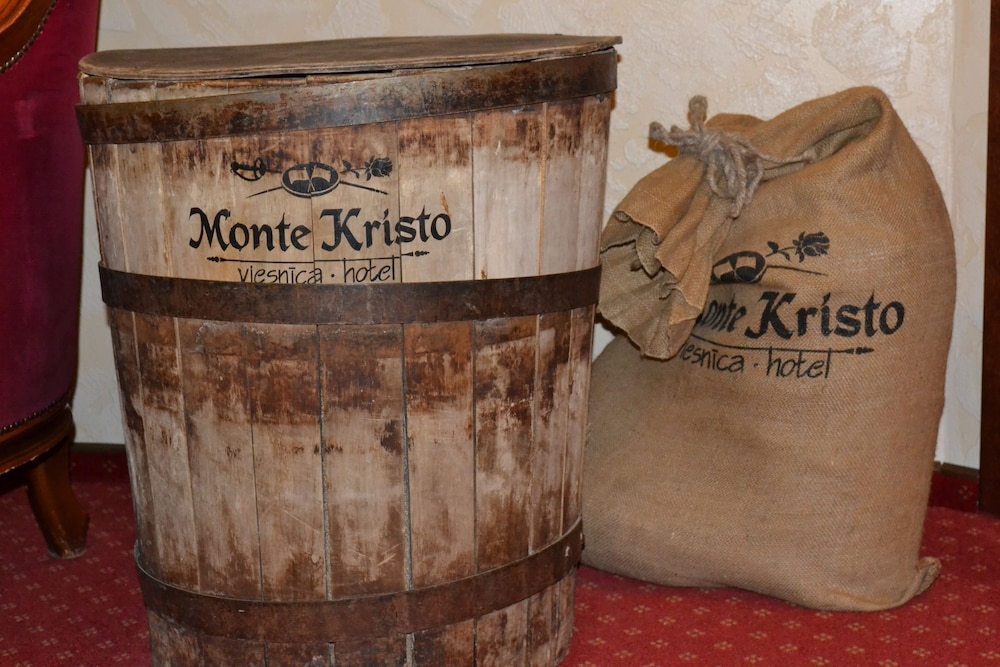 Monte Kristo Hotel 62/95