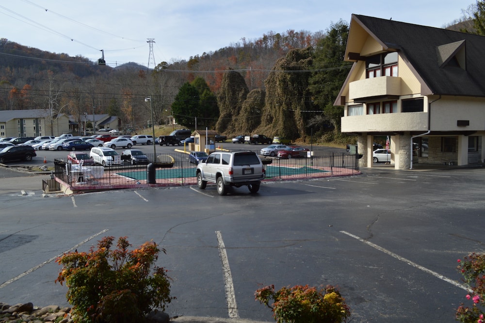 Econo Lodge Inn and Suites On The River 51/61
