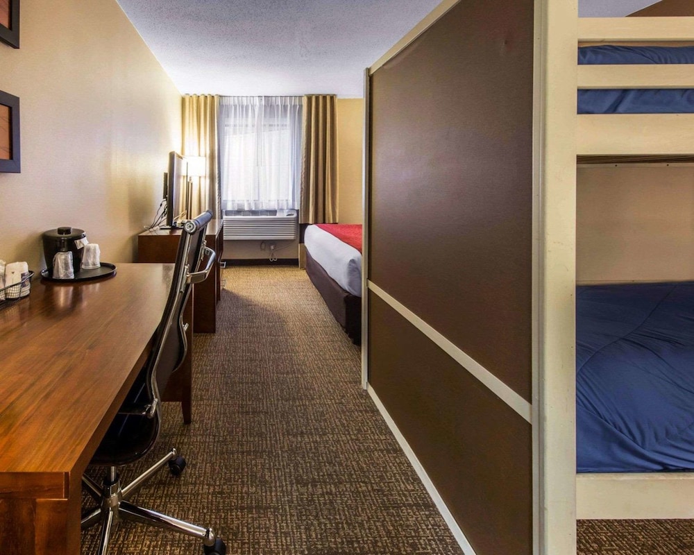 Comfort Inn & Suites Erie - Splash Harbor Indoor Waterpark 28/55