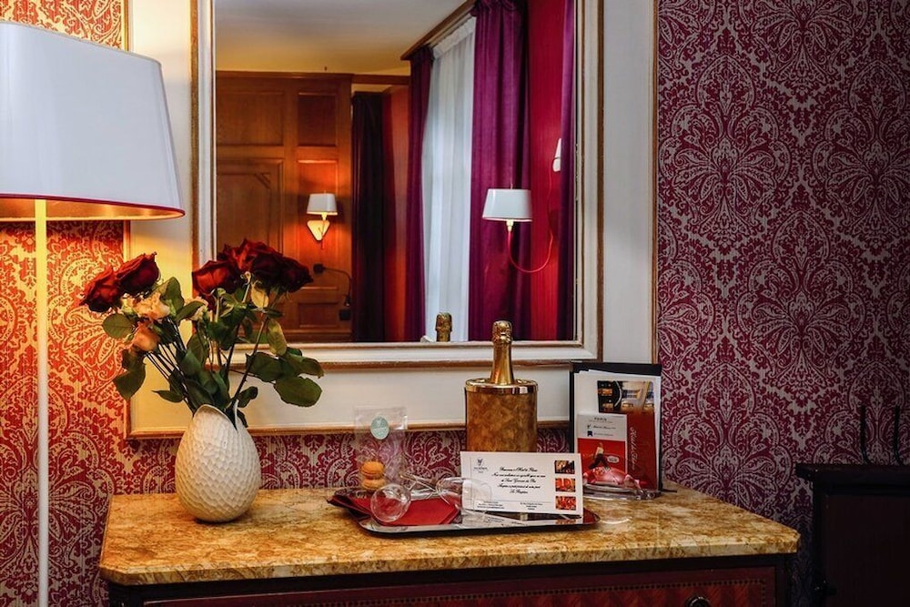 Hotel De Fleurie 10/50