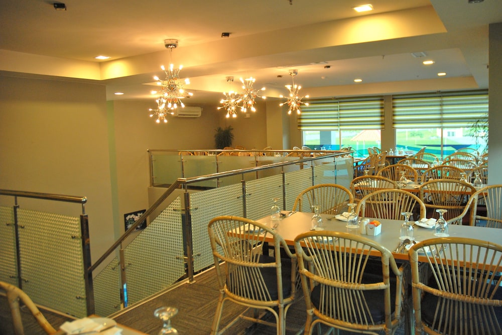 The Pavilion Hotel 41/52