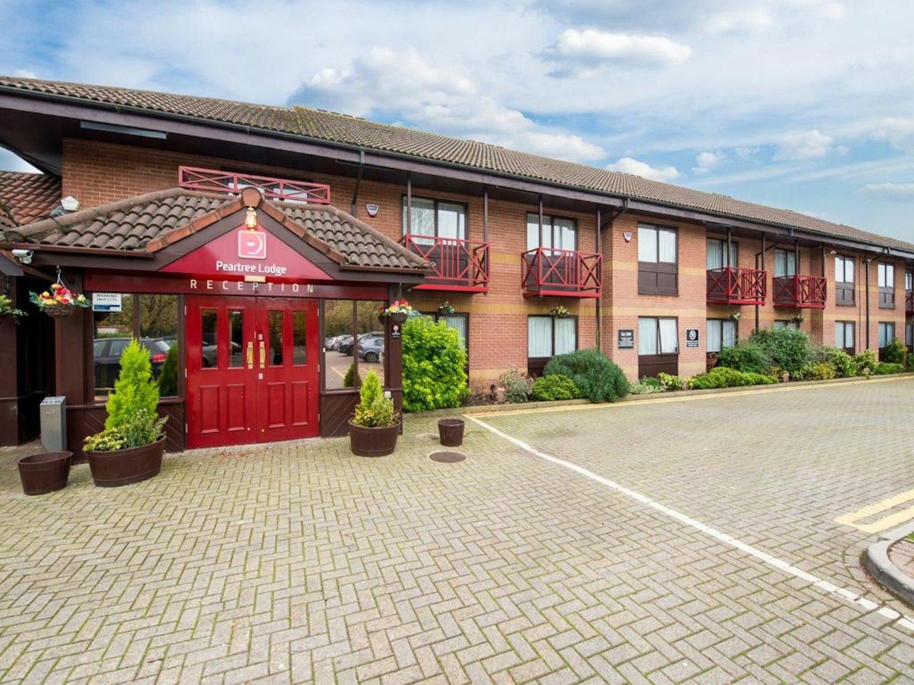 Peartree Lodge Waterside 3/4