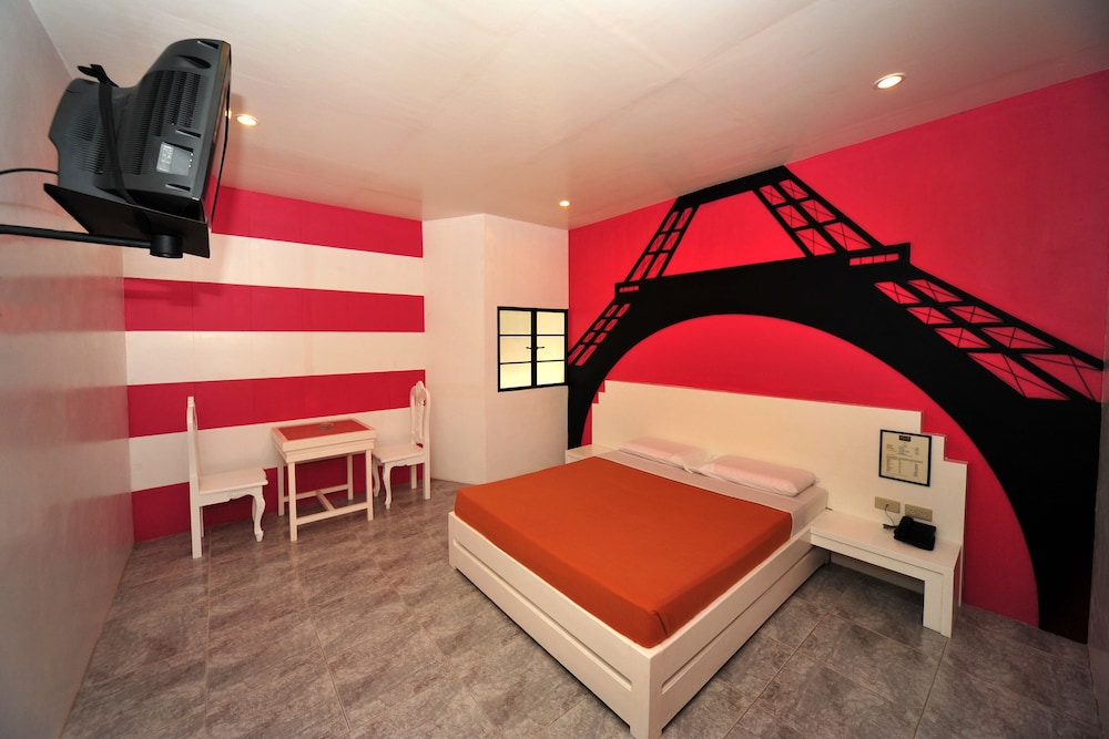 Hollywood Drive-In Hotel 13/34