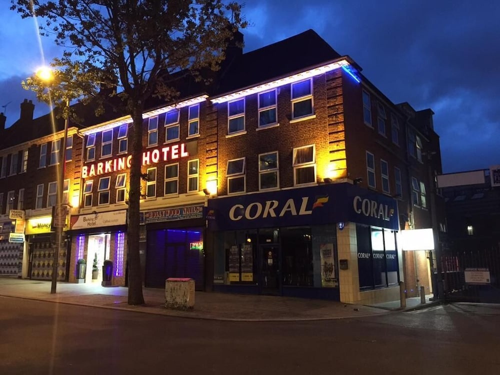 Barking Hotel 1/24