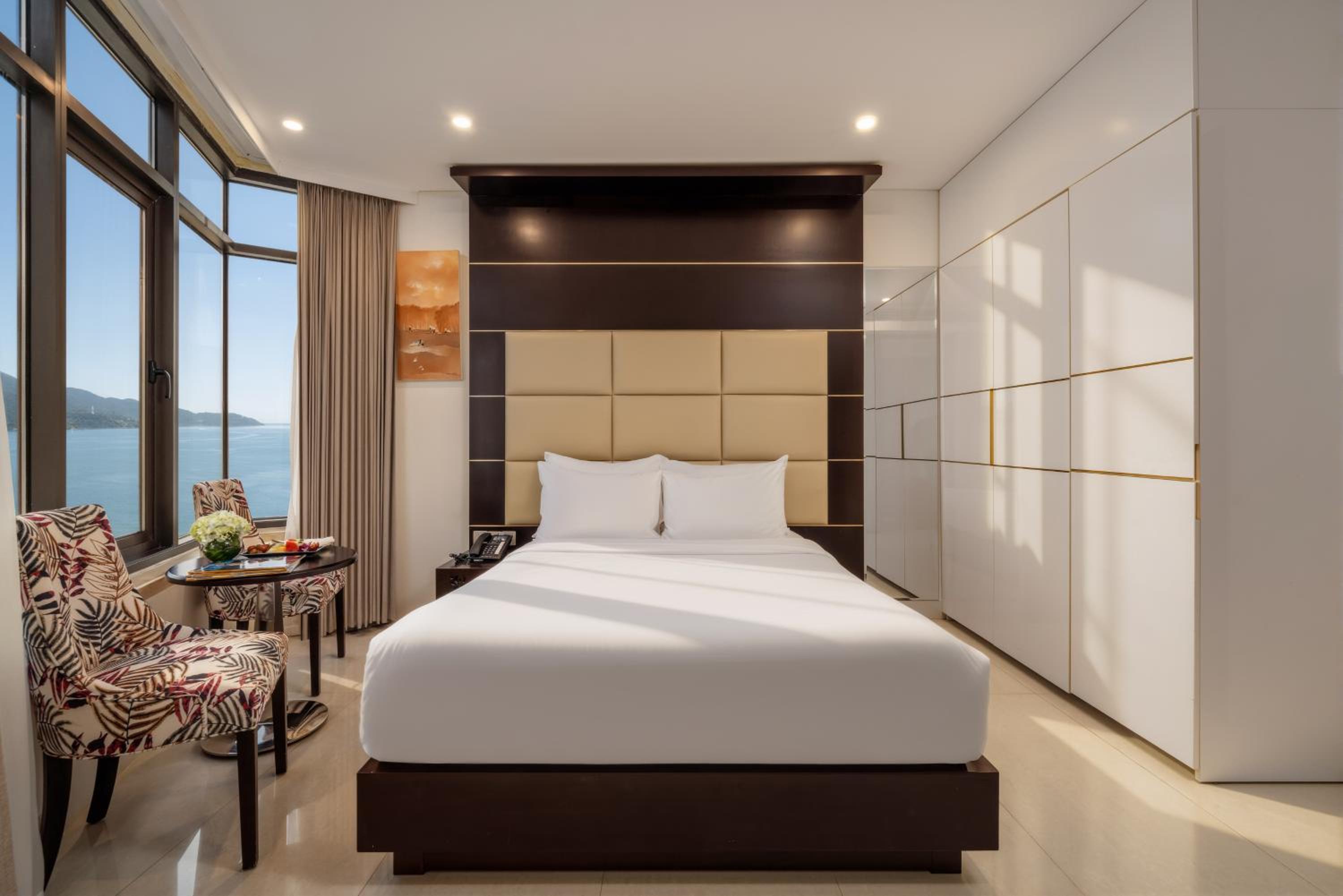 Senior, Deluxe, Queen Bed