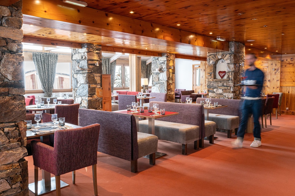 Aiguille Percee Hotel Restaurant 64/74
