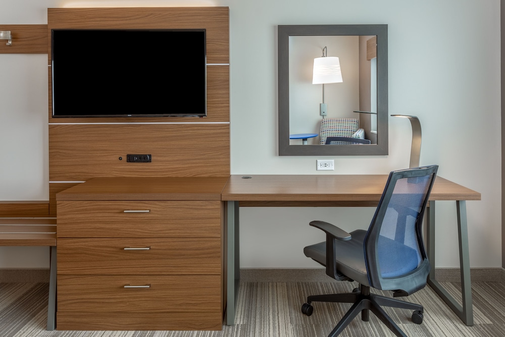 Holiday Inn Express Suites Rice Lake 53/72