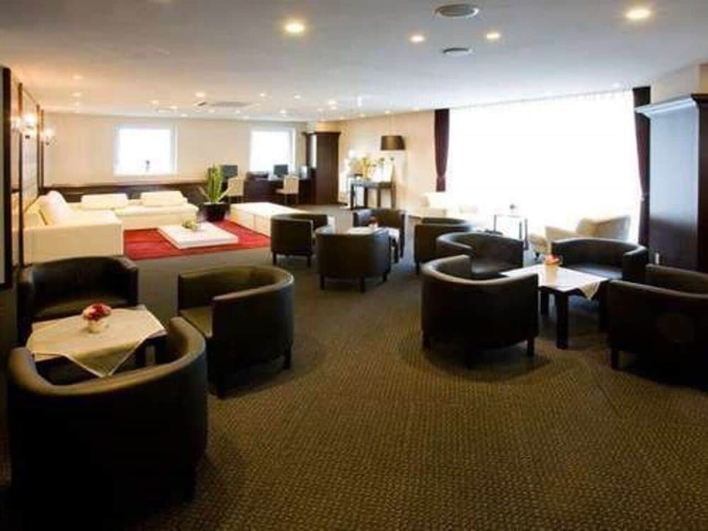 Hillarys Hotel 35/40