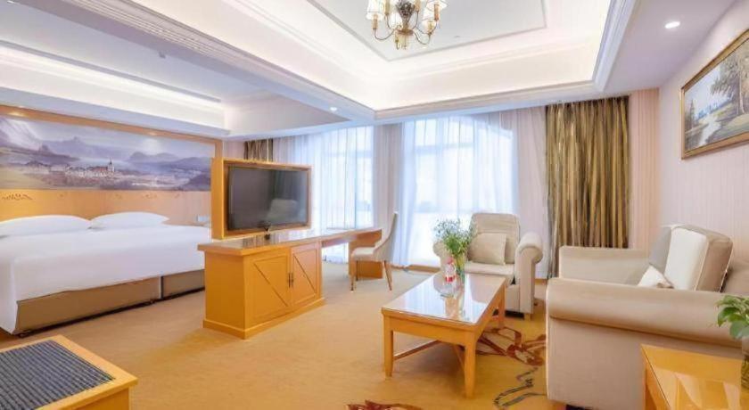 Vienna Hotel (Zhongshan Rainbow Avenue) 28/58