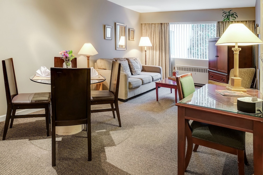 The Rosellen Suites At Stanley Park 49/74