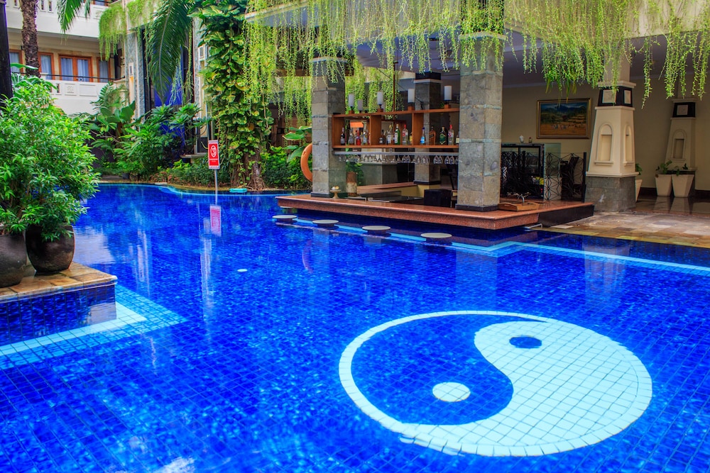 Famous Hotel Kuta (ex Permata Kuta Hotel by Prasanthi) 68/71