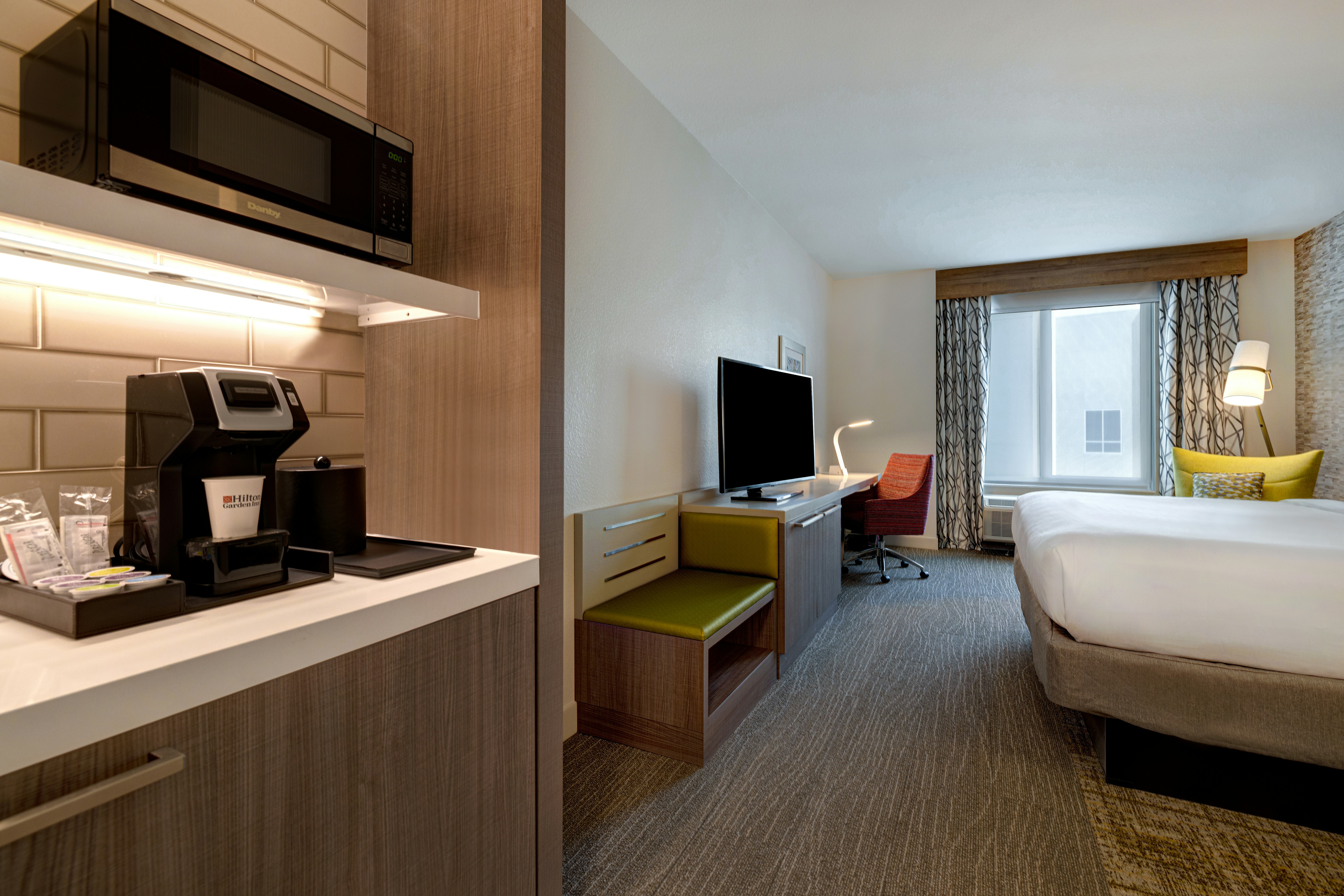 غرفة بسرير كينج بإطلالة على المسبح، Hilton Garden Inn Temecula 6/6