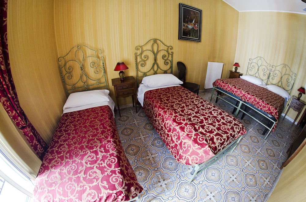 ROOM, QUADRUPLE