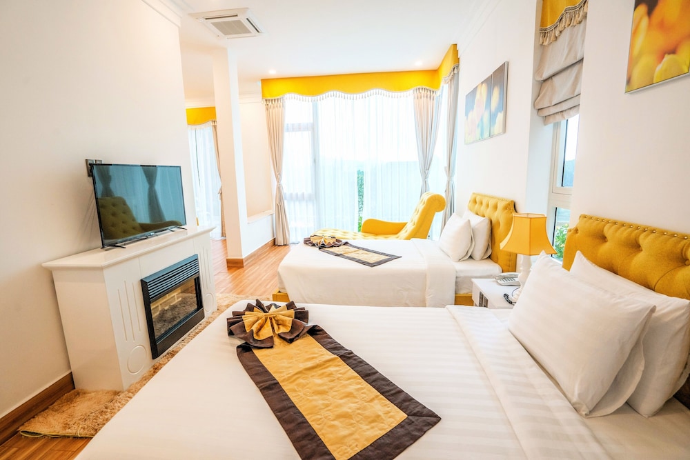 LUXURY, TWIN BEDS