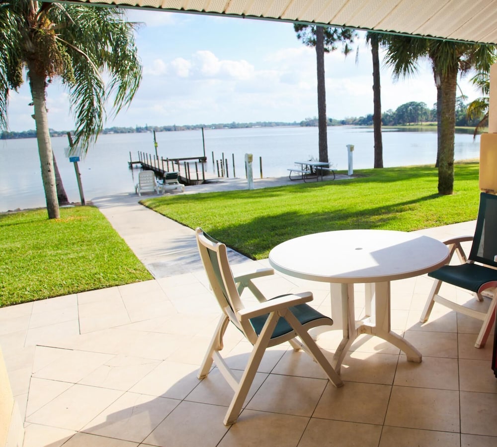 Lake Grassy Inn & Suites 28/38