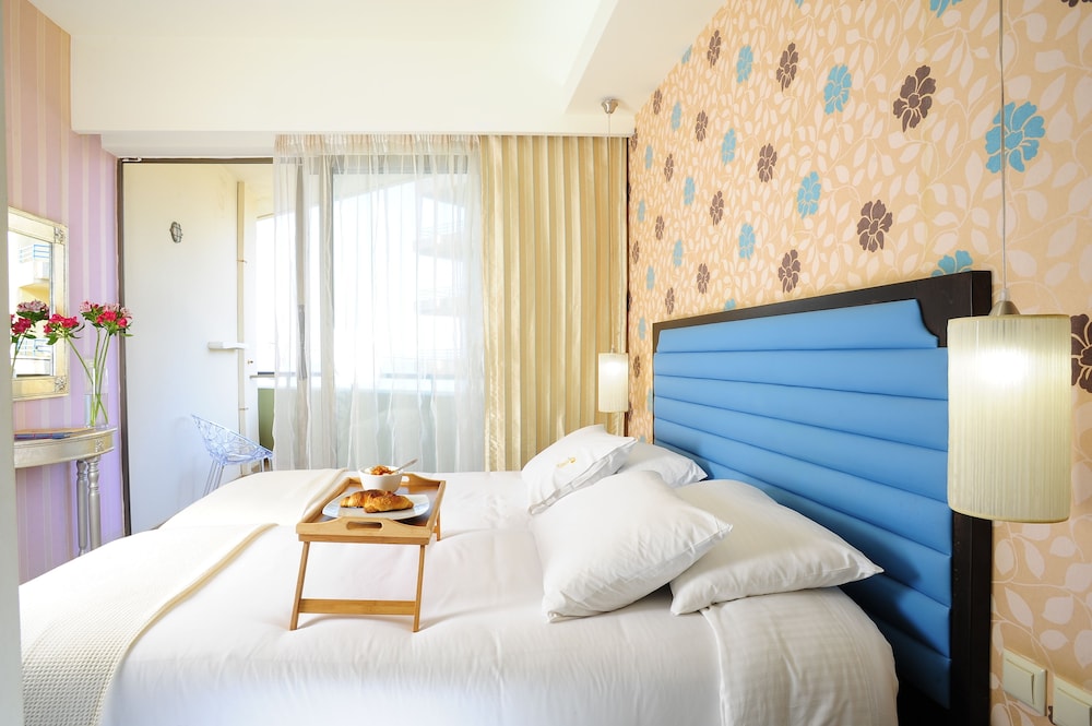 Steris Elegant Beach Hotel 35/70