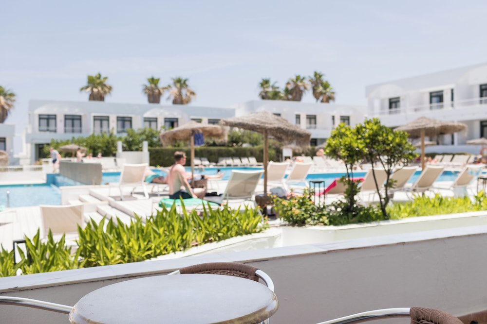 Beach Club Aparthotel 33/40