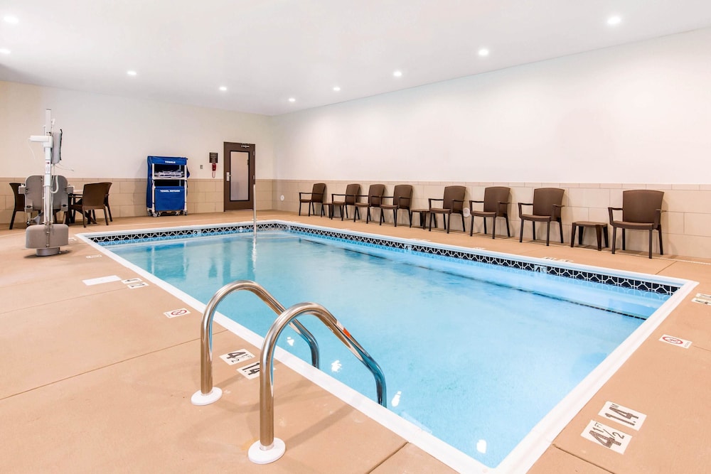 Sleep Inn & Suites South Jacksonville, IL 25/40