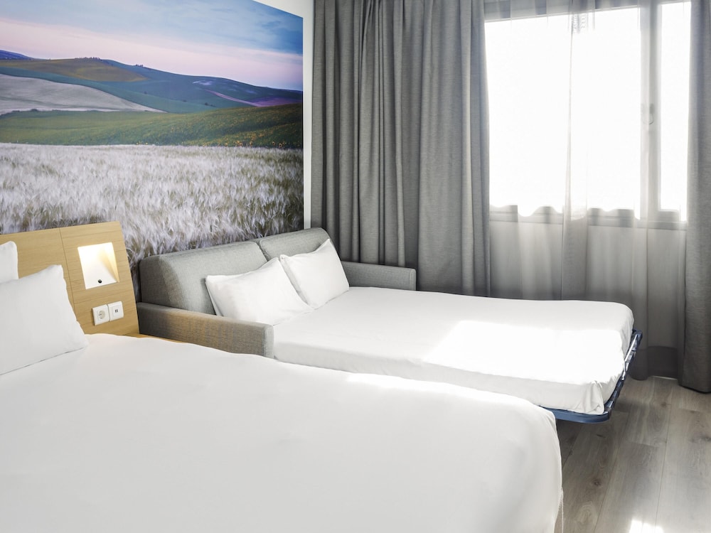 SUPERIOR, QUEEN BED, SOFA