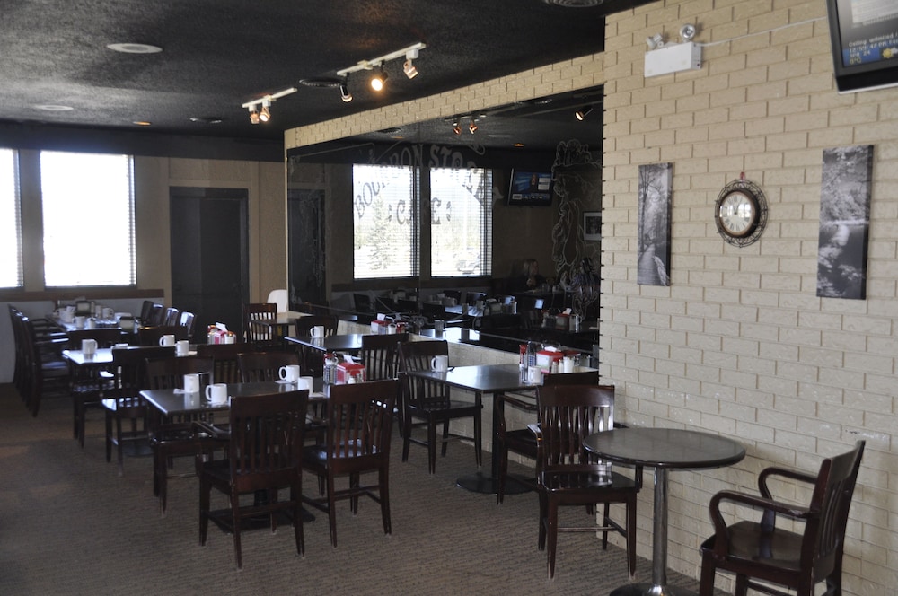 Twin Pine Inn & Suites 34/45