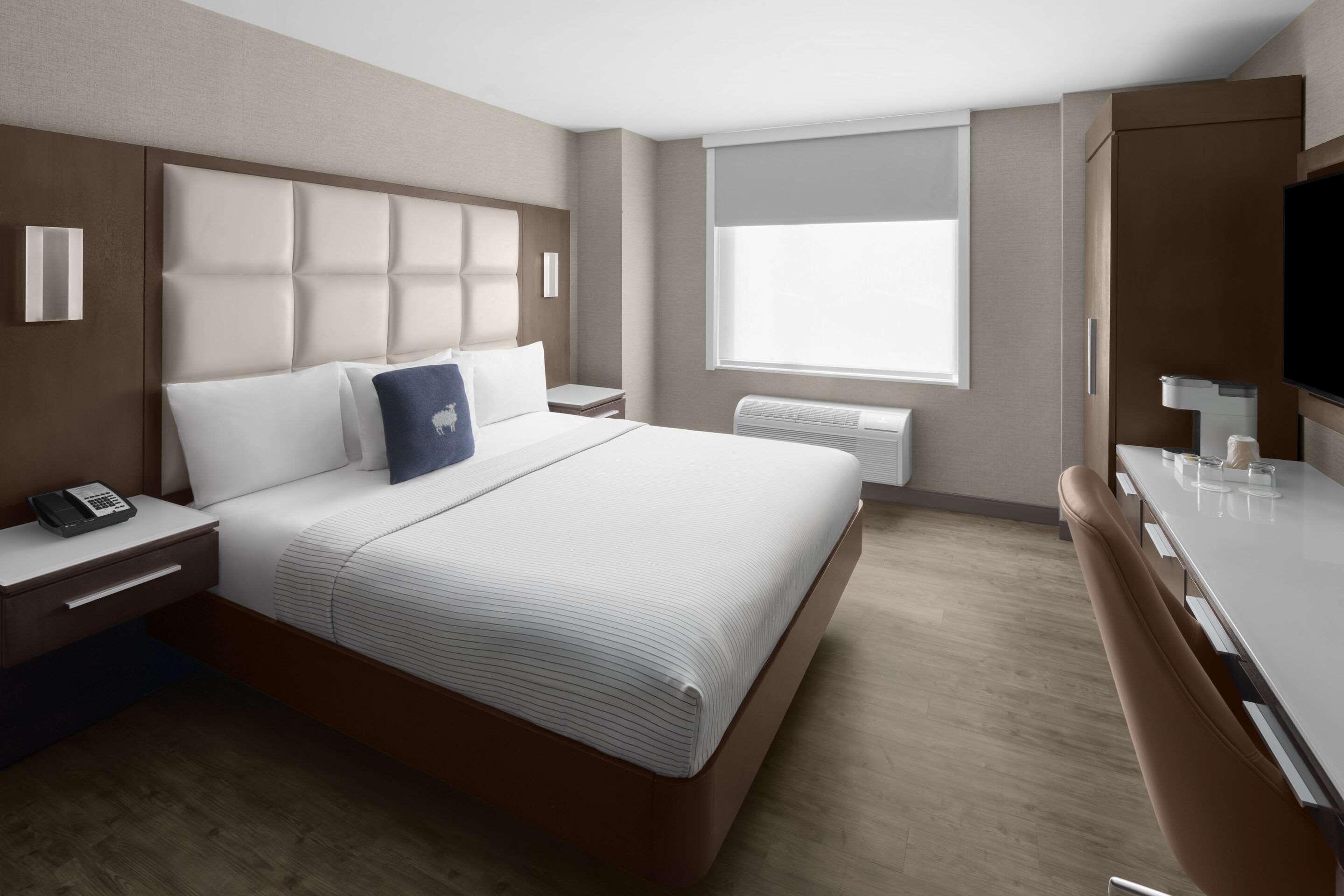 ROOM, KING BED, ACCESSIBLE