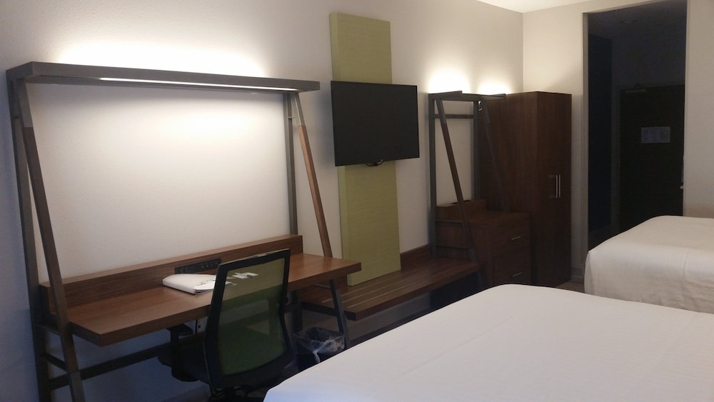 Holiday Inn Express Slidell 68/73