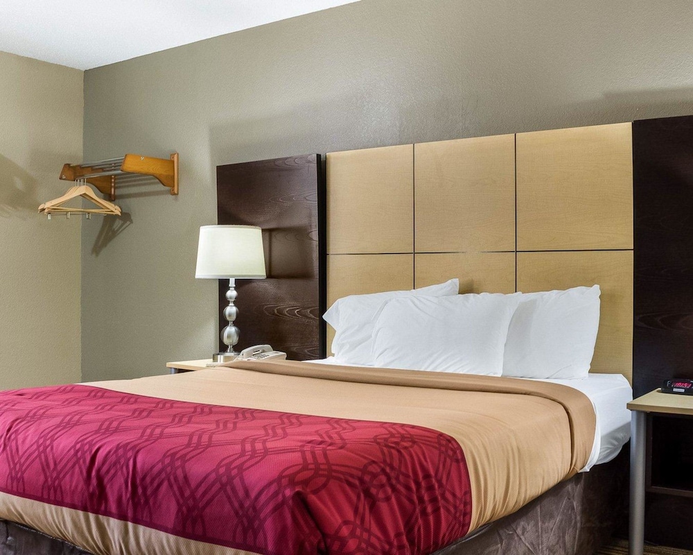 Econo Lodge Grand Forks near University 12/39