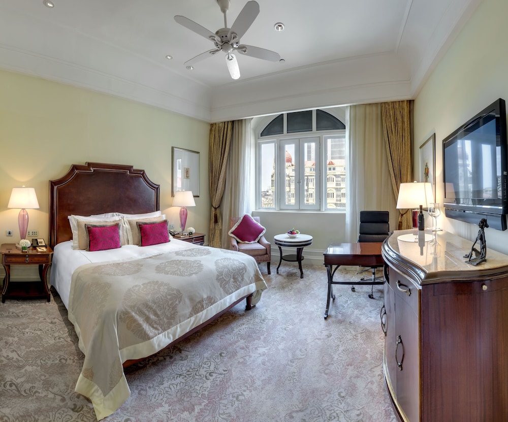GRAND, LUXURY, KING BED, CITY VIEW