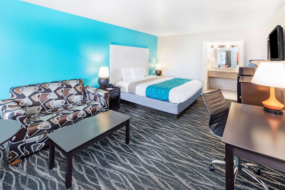 Howard Johnson by Wyndham Houston Hobby Airport 27/61