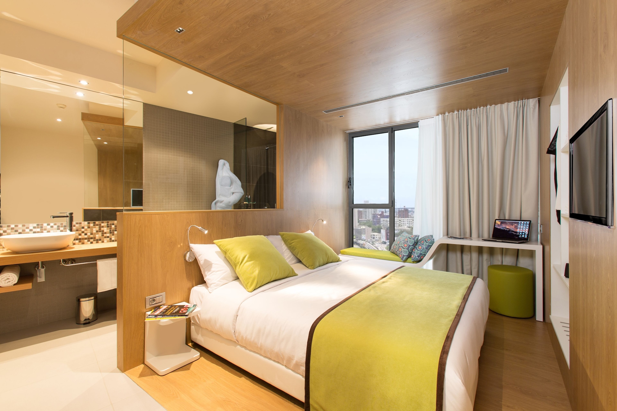 ROOM, DOUBLE BED