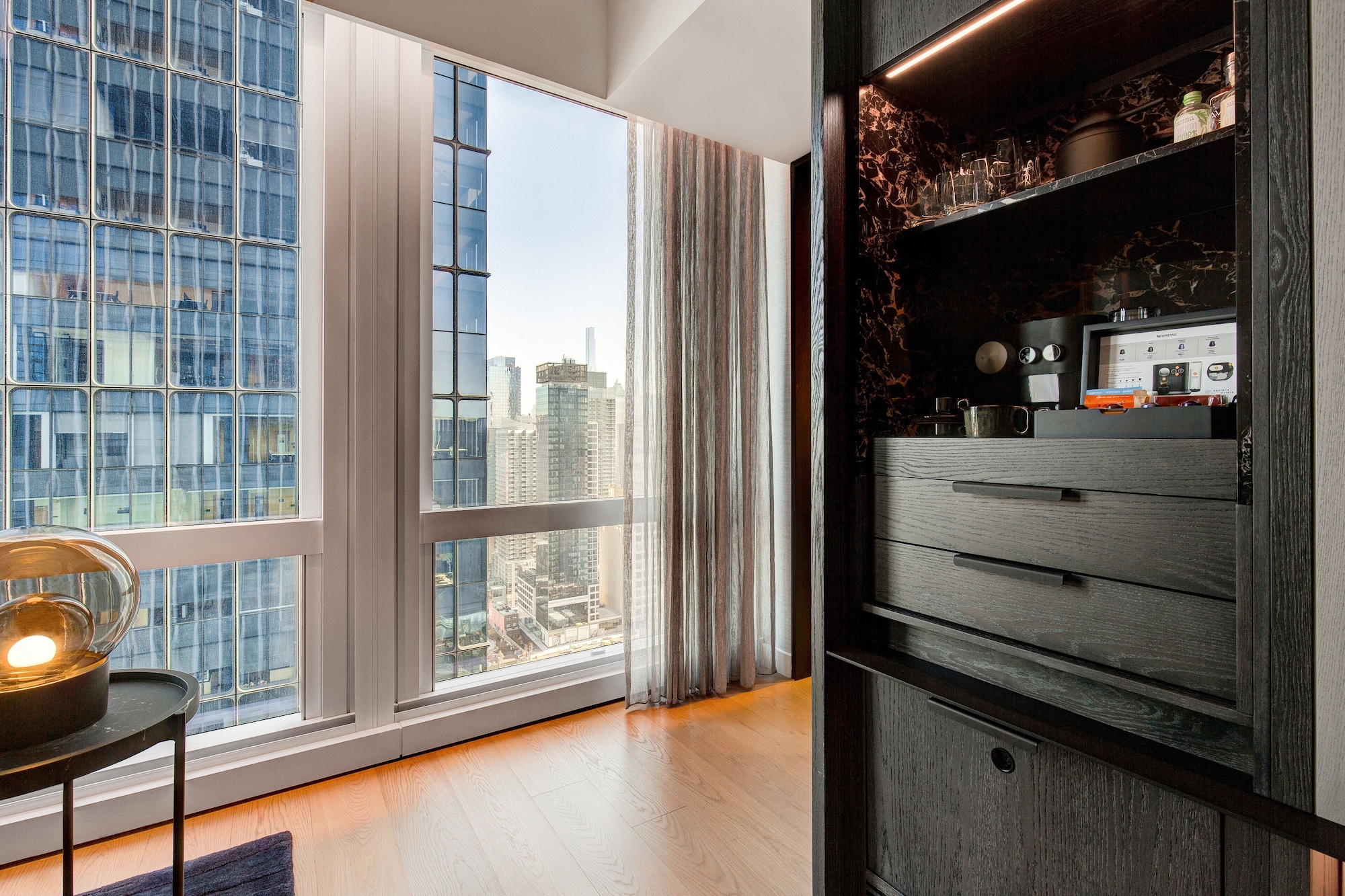 1 BEDROOM, DELUXE, SUITE, SKYLINE VIEW, CORNER