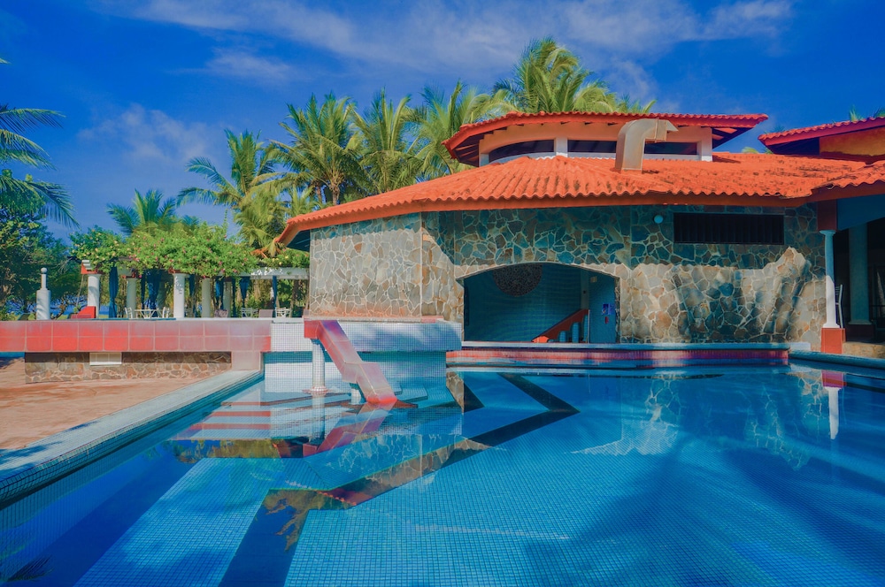 Las Olas Beach Resort 41/50
