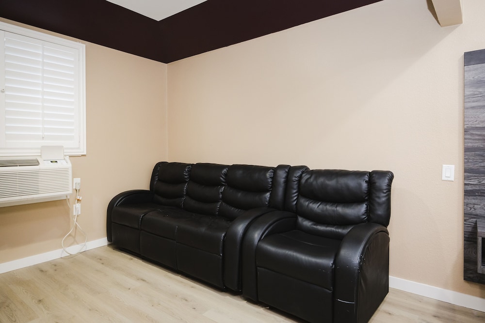 Sapphire Inn Suites 44/58