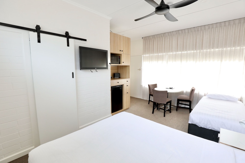 GUICHEN BAY MOTEL 20/54