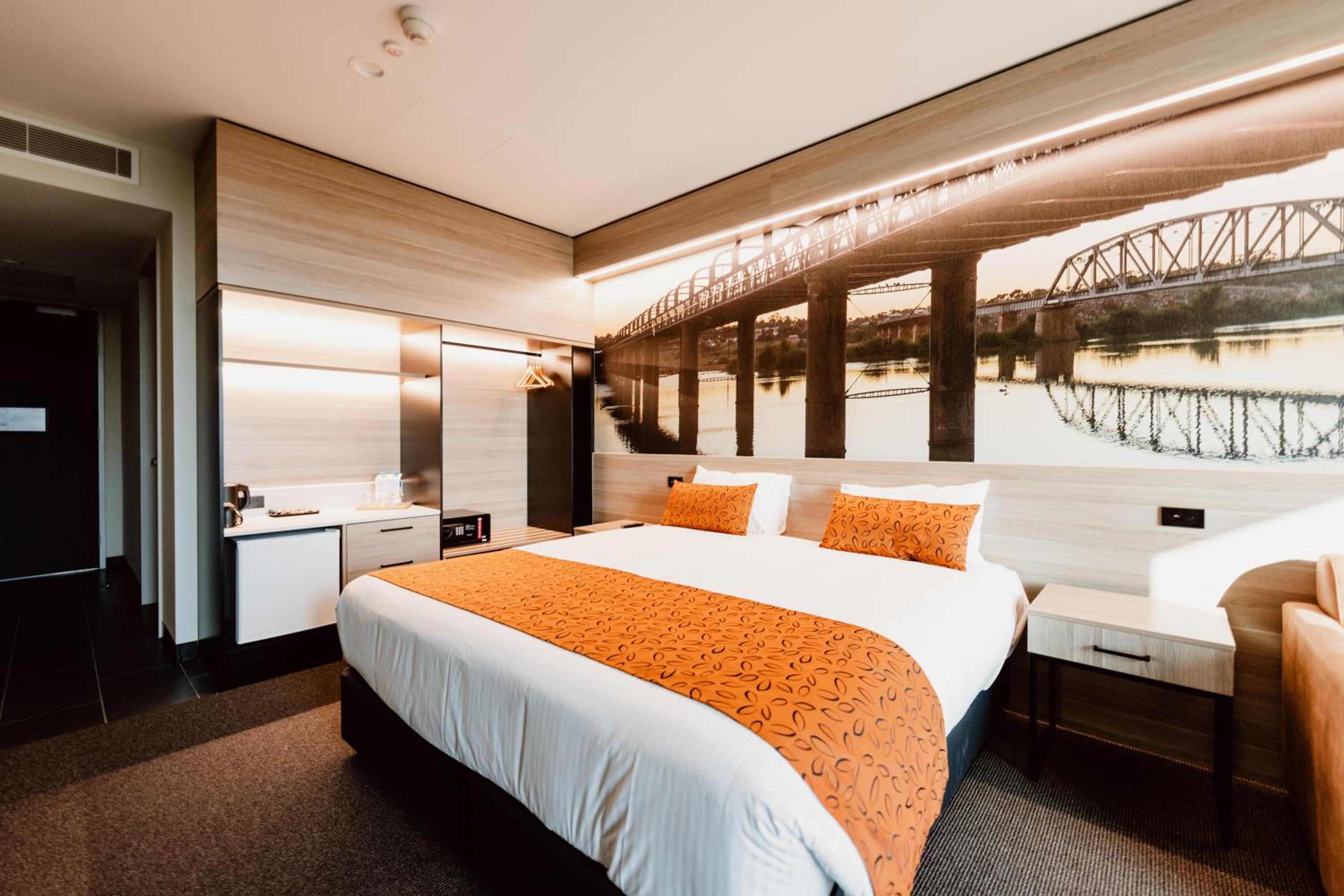 Suite, King Bed, Riverside, Accessible