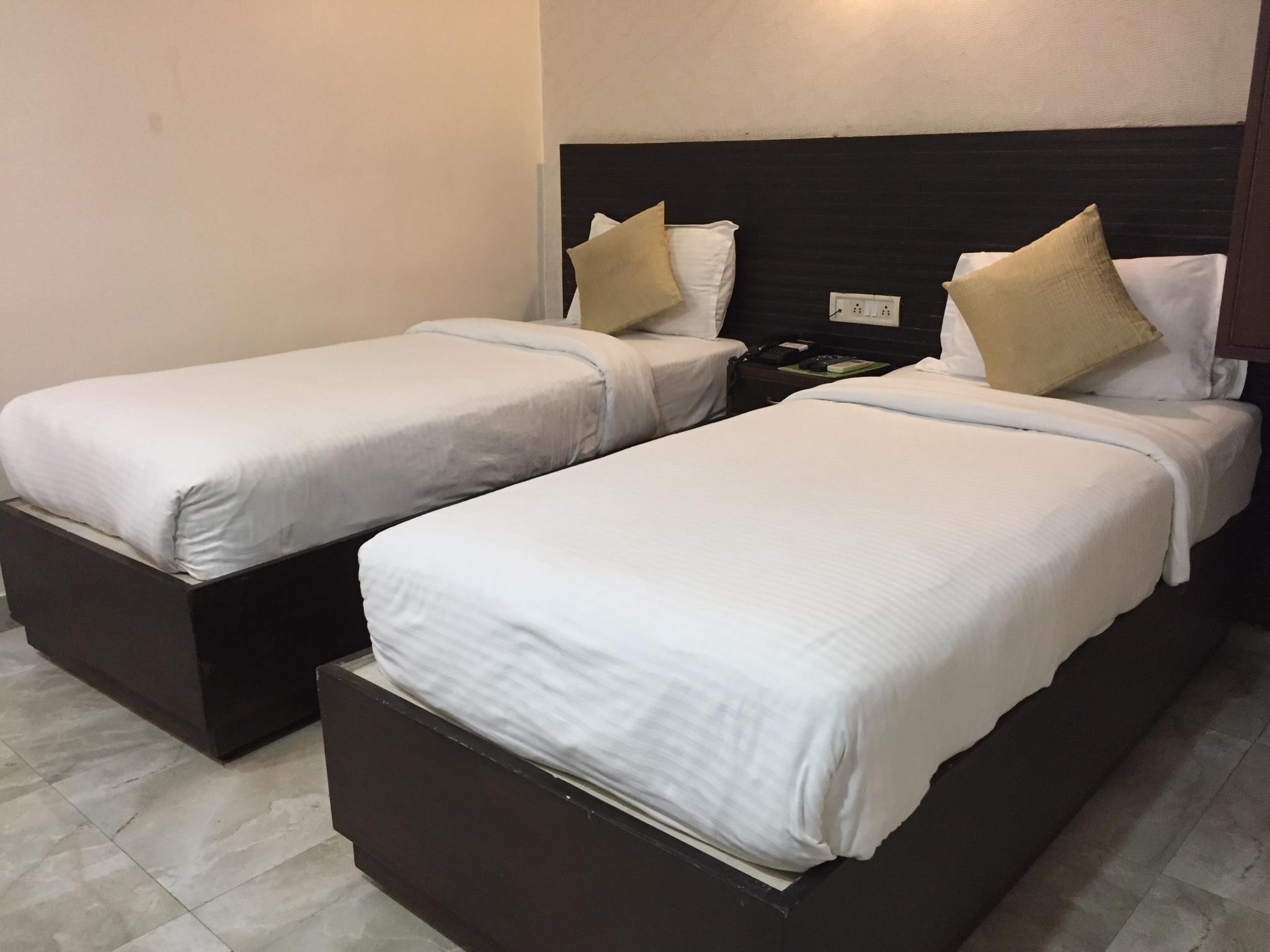 Oyo Rooms Mall Road Cantonment 16/46