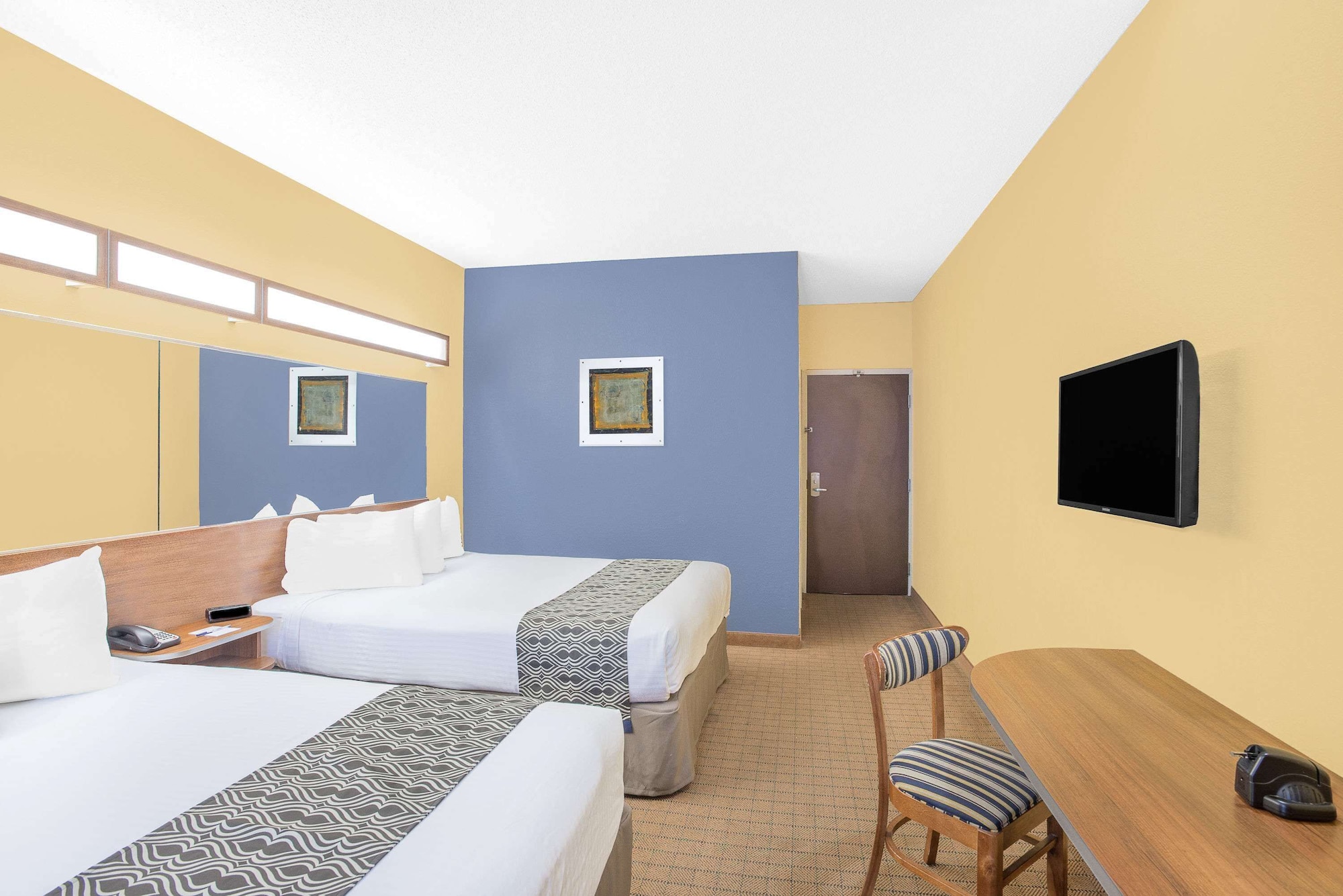 غرفة بسريرين كوين لذوي الإعاقة، Microtel Inn & Suites By Wyndham Chili /Rochester Airport 2/3