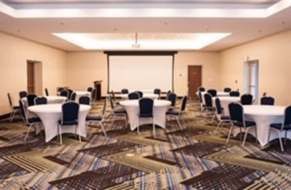 Holiday Inn Express Suites Birmingham North Fultondale 32/34