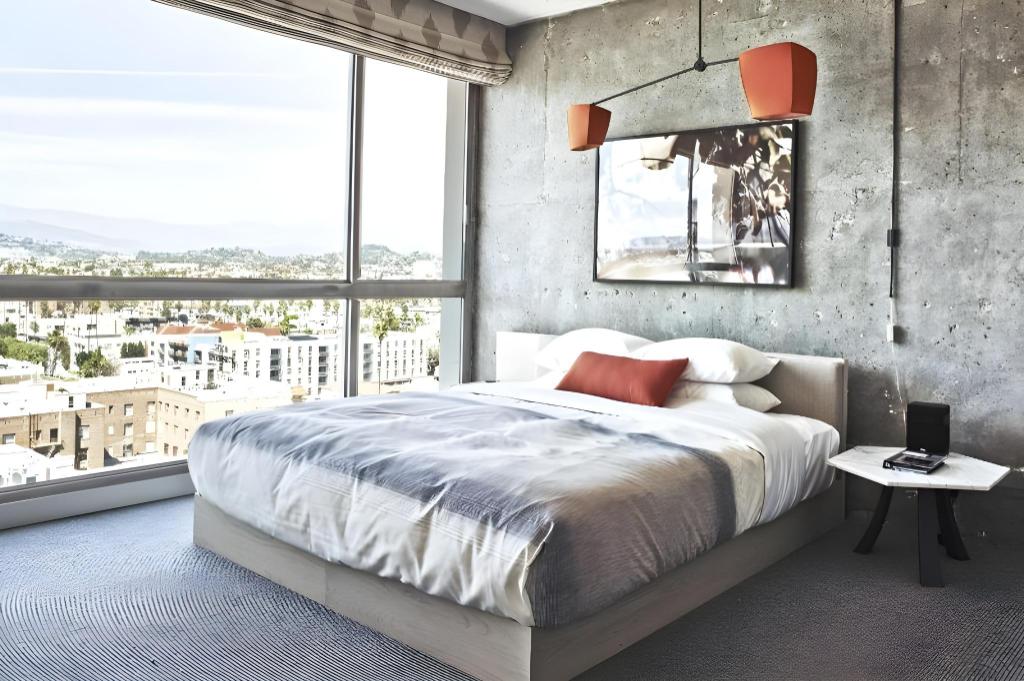 Suite, Single Bed, Hollywood Hills View, Accessible