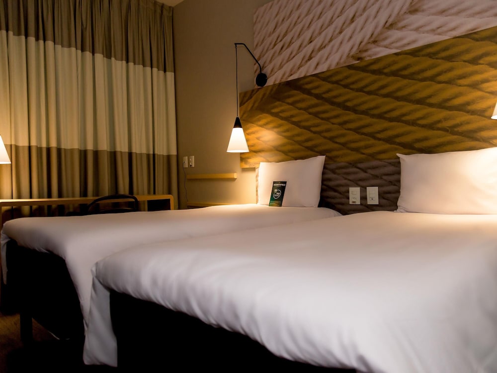 Ibis Lorena 21/61
