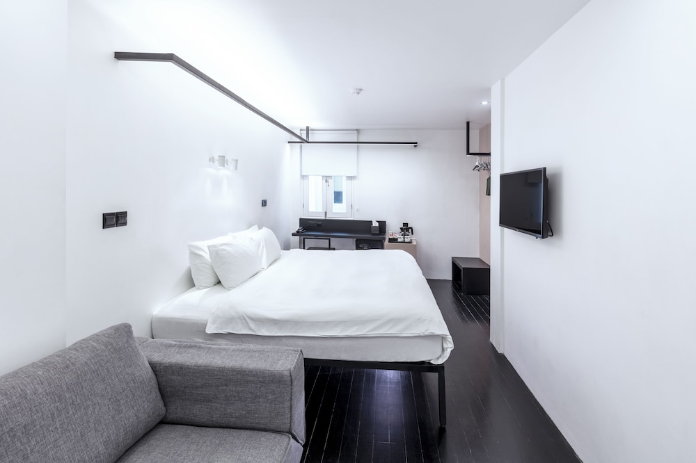STUDIO, KING BED, SOFA