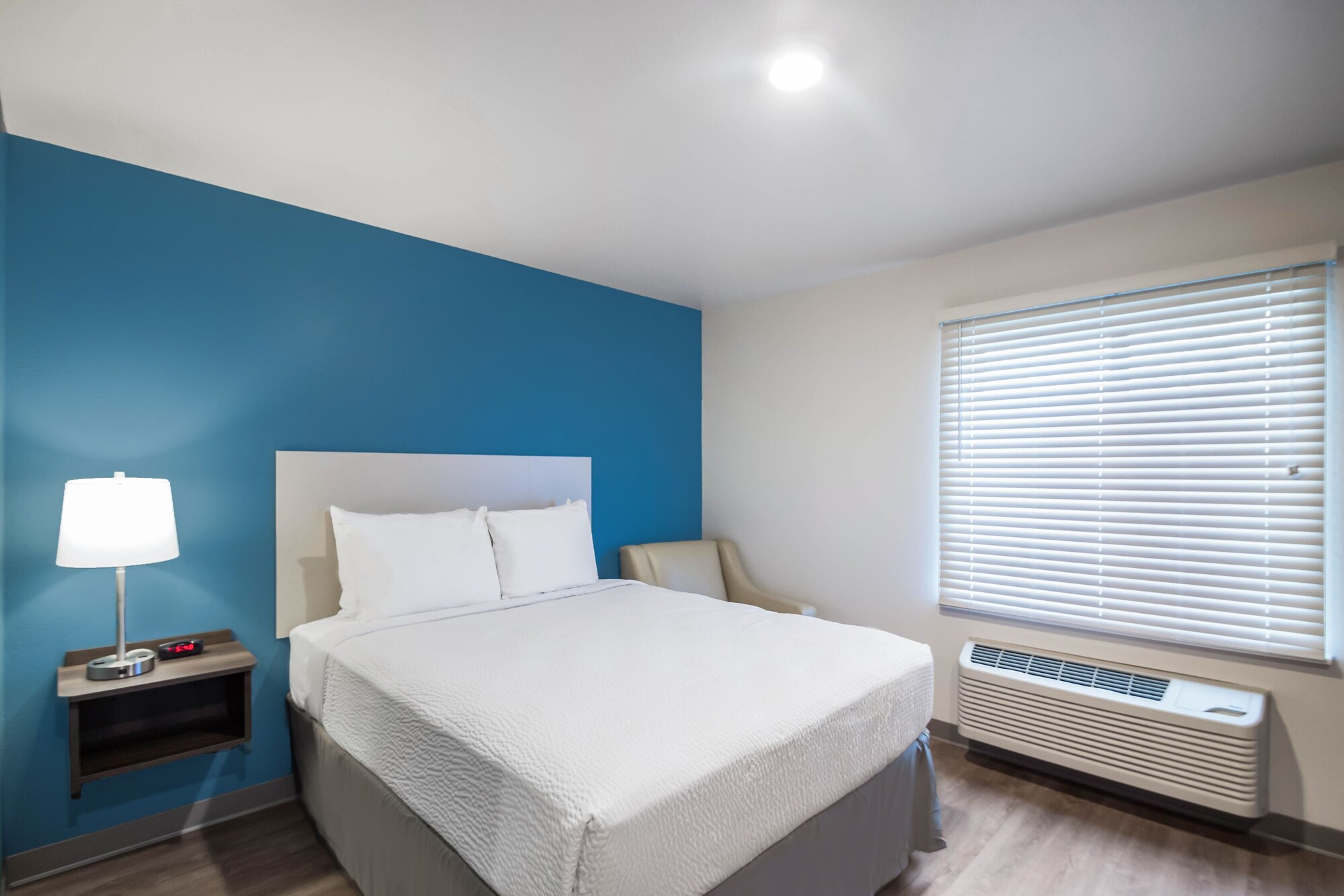 غرفة بسرير كوين مع أريكة بحوض استحمام لذوي الإعاقة، WoodSpring Suites Davenport Quad Cities 2/4