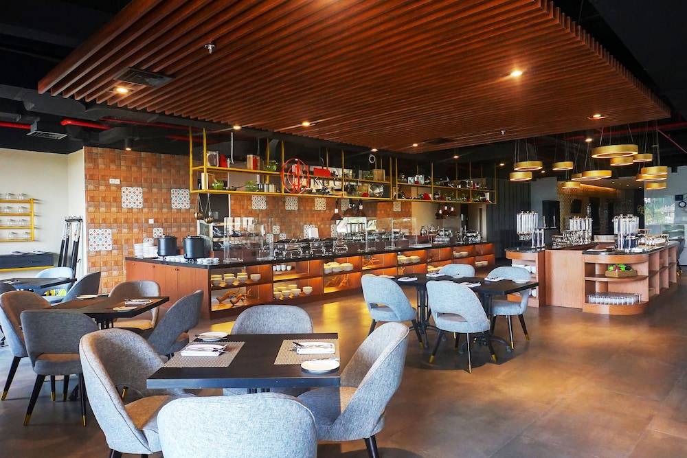 Grand Swiss-Belhotel Darmo 49/62