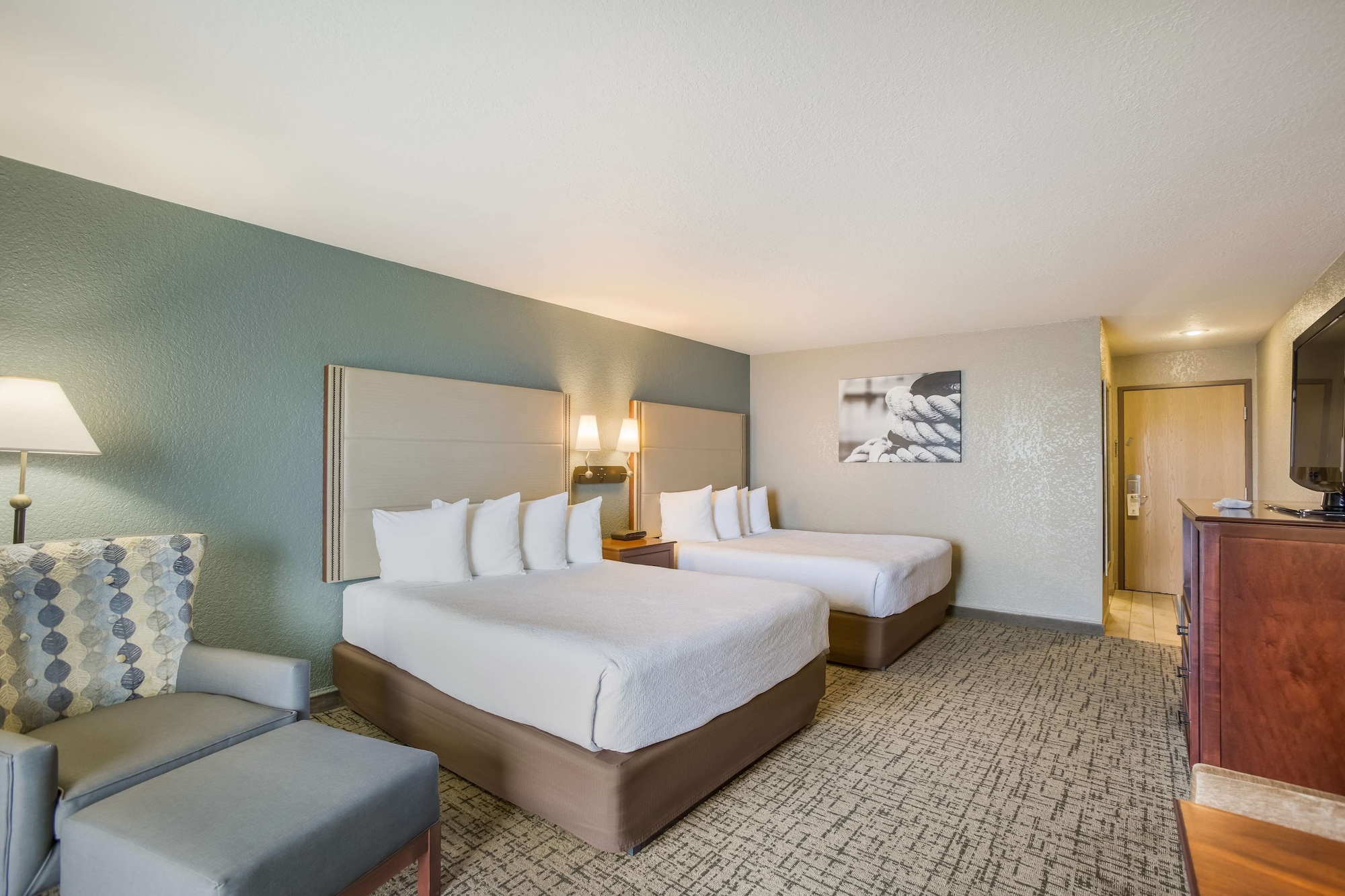 Standard, 2 Queen Beds, Partial Lake View