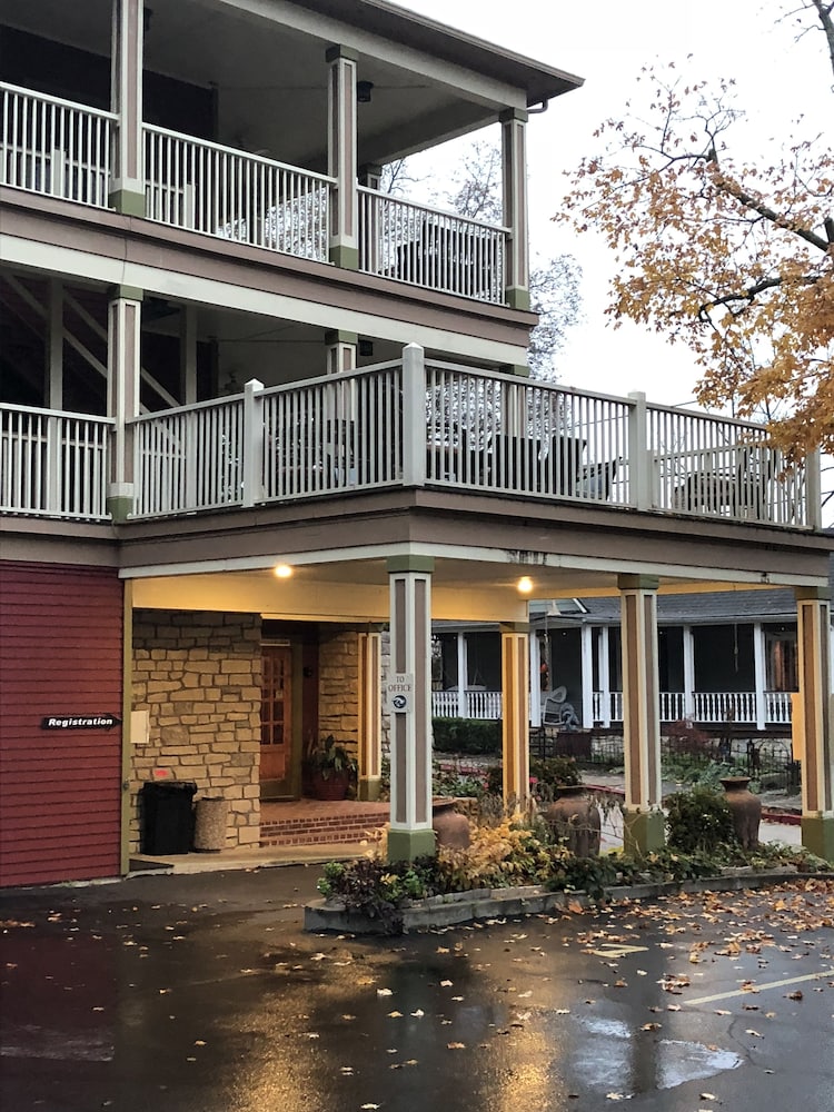 All Seasons Inn Eureka Springs 1/50